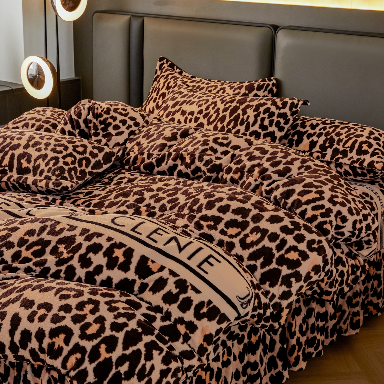 91家纺网 家纺一手货源 找家纺 董韵家纺 2025新款高克重全消光牛奶绒法莱绒金貂绒印花单品被套床裙四件套（提供买家秀） 豹纹元素