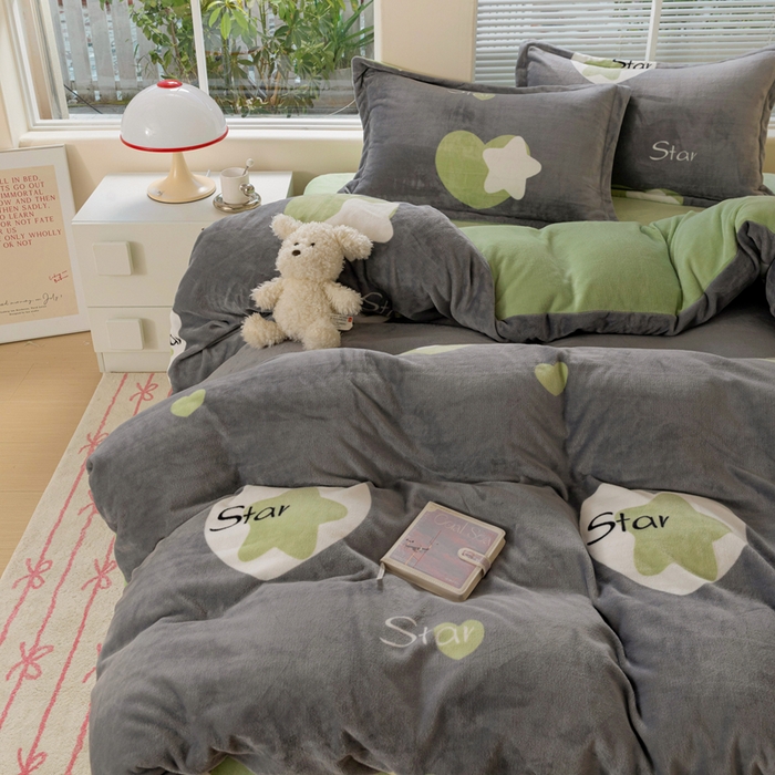 91家纺网 家纺一手货源 找家纺 富馨莱 2025新款牛奶绒印花四件套240克面料支持一件定制尺寸 心星相印