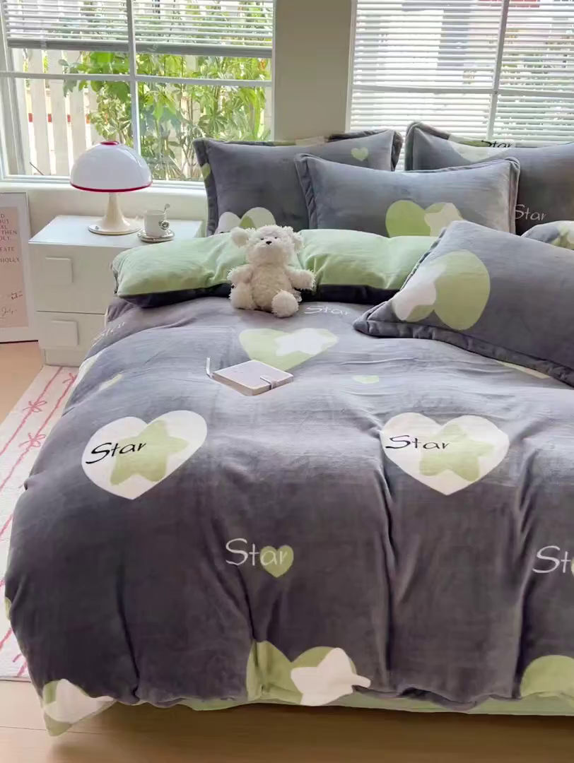 91家纺网 家纺一手货源 找家纺 富馨莱 2025新款牛奶绒印花四件套240克面料支持一件定制尺寸 心星相印