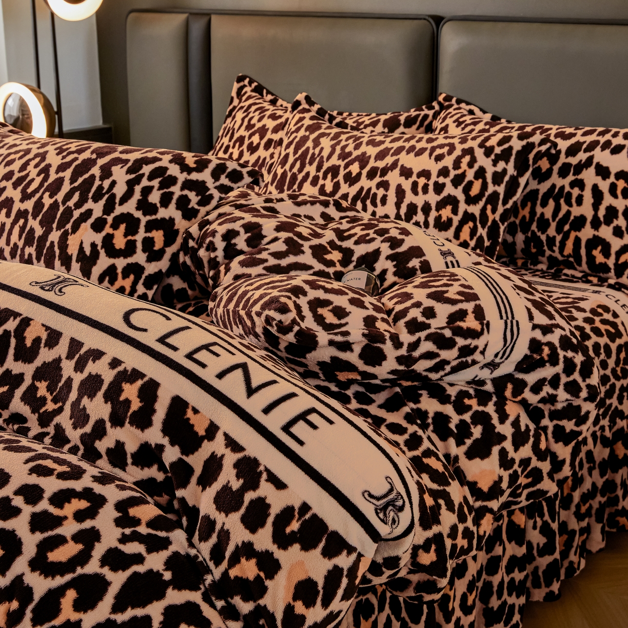 91家纺网 家纺一手货源 找家纺 董韵家纺 2025新款高克重全消光牛奶绒法莱绒金貂绒印花单品被套床裙四件套（提供买家秀）豹纹元素