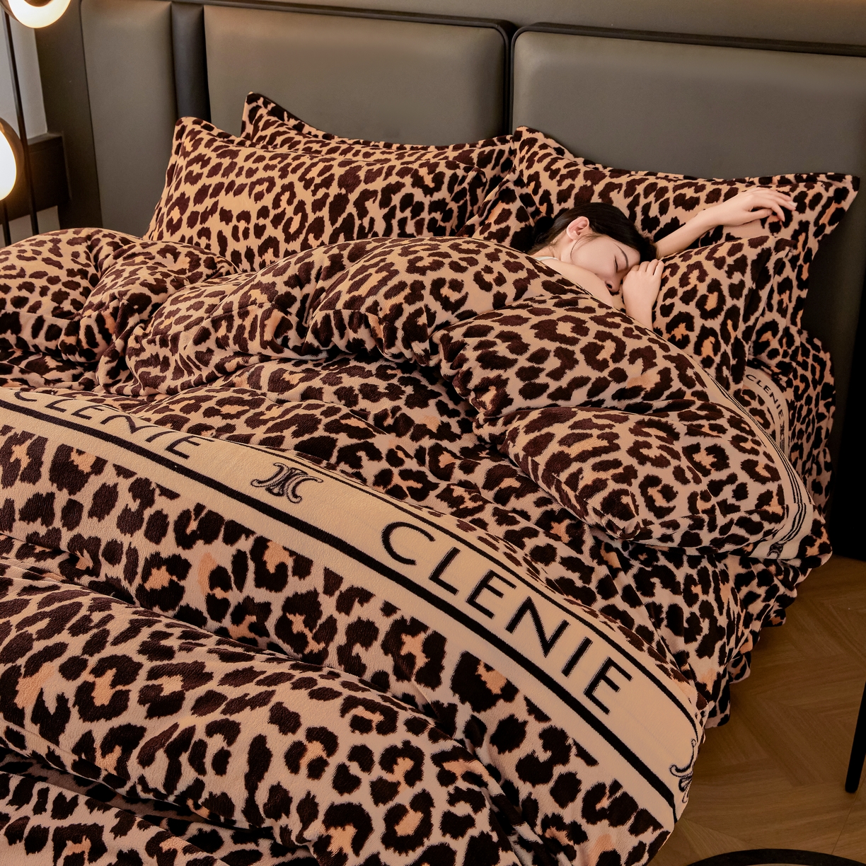 91家纺网 家纺一手货源 找家纺 董韵家纺 2025新款高克重全消光牛奶绒法莱绒金貂绒印花单品被套床裙四件套（提供买家秀）豹纹元素