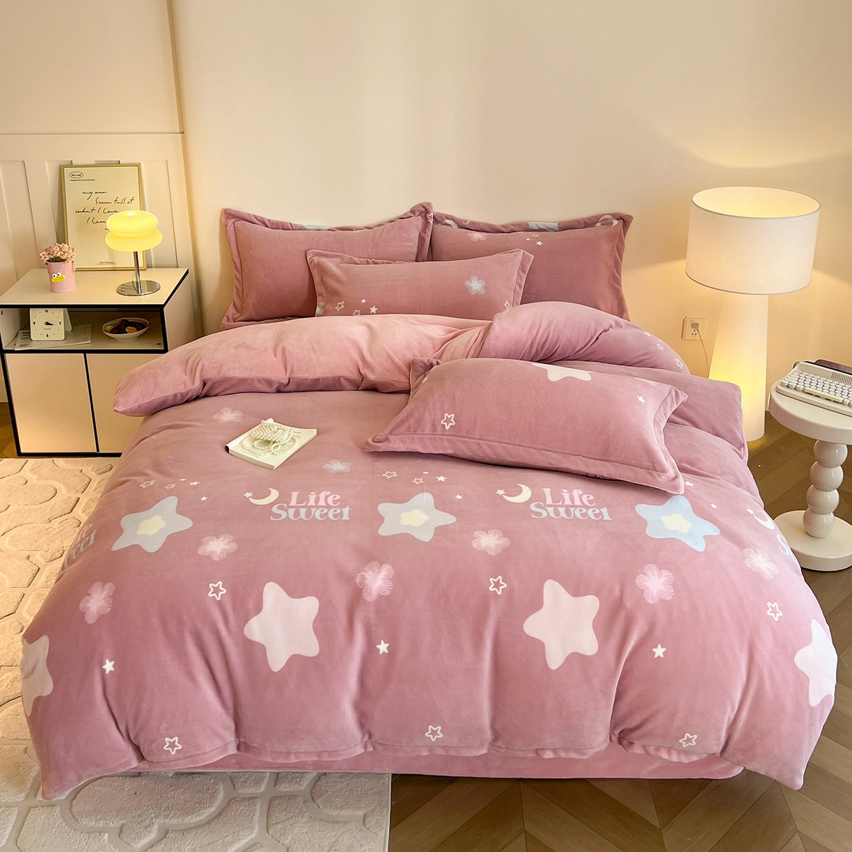 91家纺网 家纺一手货源 找家纺 富馨莱 2025新款牛奶绒印花四件套240克面料支持一件定制尺寸 星光闪闪