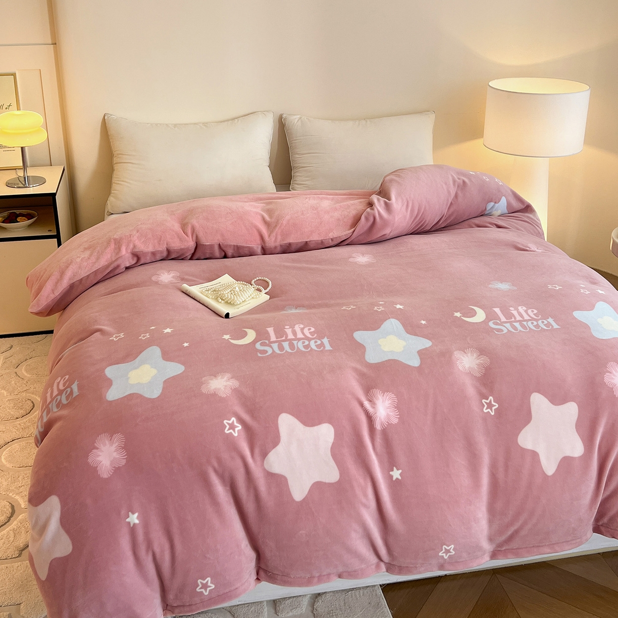 91家纺网 家纺一手货源 找家纺 富馨莱 2025新款牛奶绒印花四件套240克面料支持一件定制尺寸 星光闪闪