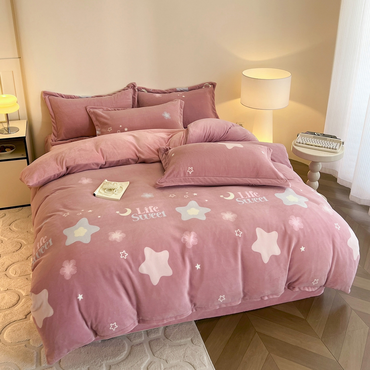 91家纺网 家纺一手货源 找家纺 富馨莱 2025新款牛奶绒印花四件套240克面料支持一件定制尺寸 星光闪闪