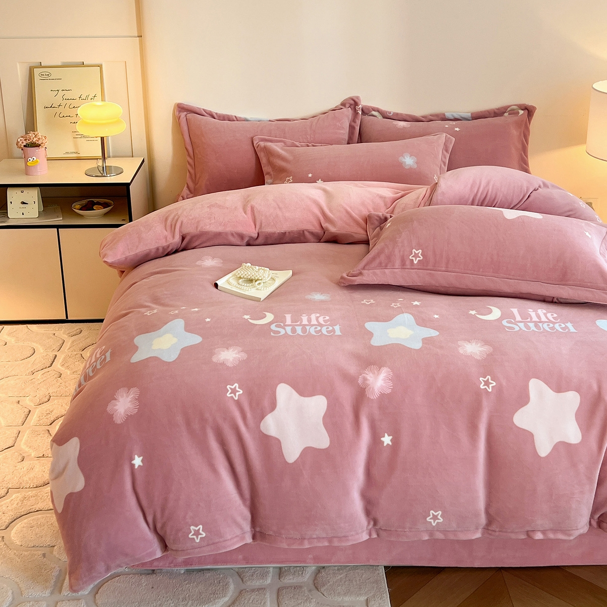 91家纺网 家纺一手货源 找家纺 富馨莱 2025新款牛奶绒印花四件套240克面料支持一件定制尺寸 星光闪闪