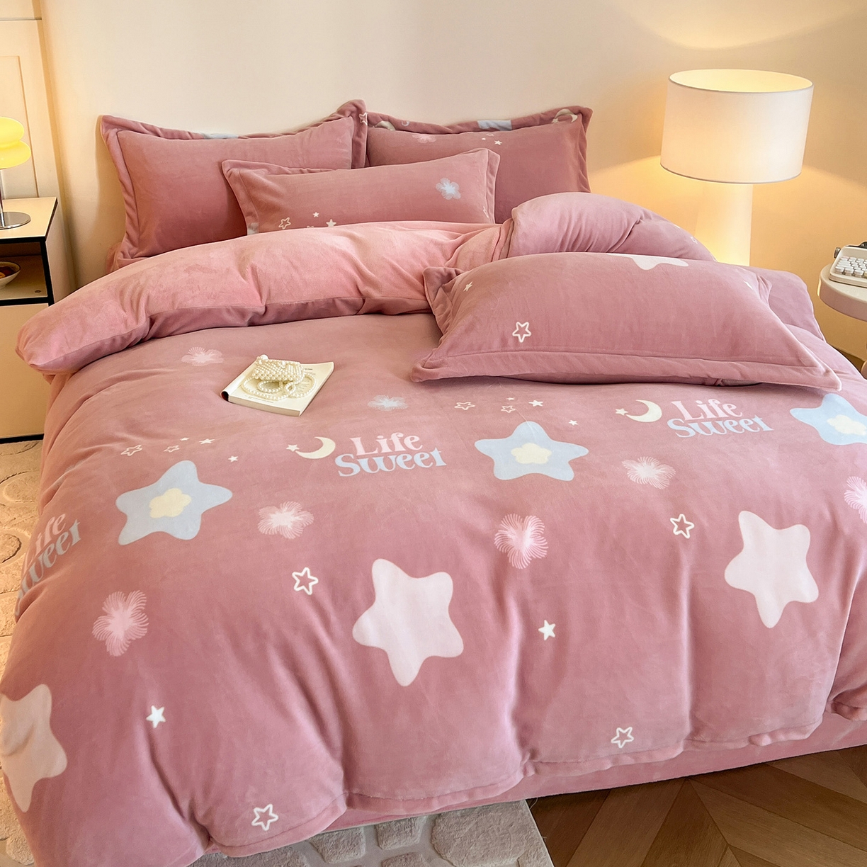 91家纺网 家纺一手货源 找家纺 富馨莱 2025新款牛奶绒印花四件套240克面料支持一件定制尺寸 星光闪闪