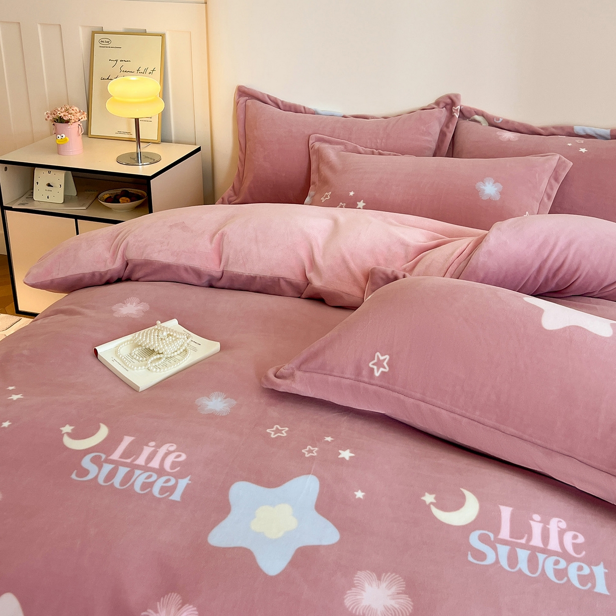 91家纺网 家纺一手货源 找家纺 富馨莱 2025新款牛奶绒印花四件套240克面料支持一件定制尺寸 星光闪闪