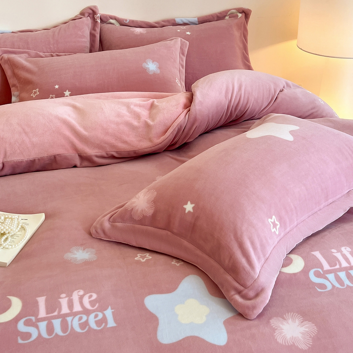 91家纺网 家纺一手货源 找家纺 富馨莱 2025新款牛奶绒印花四件套240克面料支持一件定制尺寸 星光闪闪