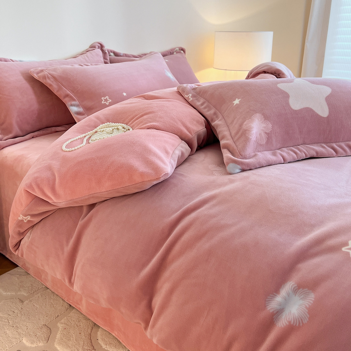 91家纺网 家纺一手货源 找家纺 富馨莱 2025新款牛奶绒印花四件套240克面料支持一件定制尺寸 星光闪闪