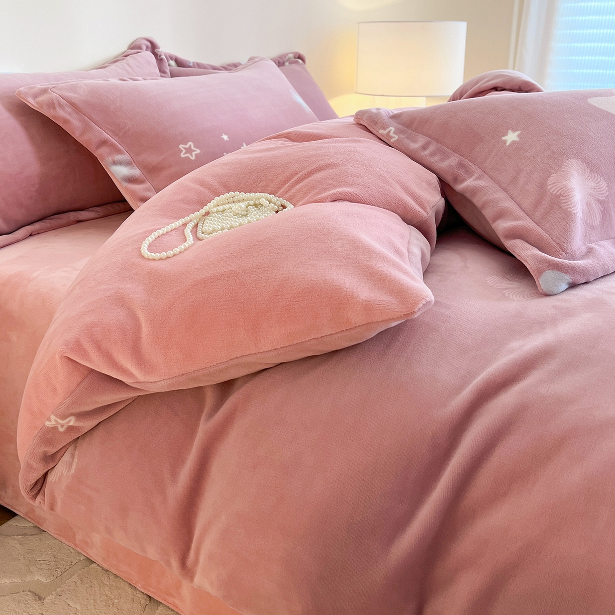 91家纺网 家纺一手货源 找家纺 富馨莱 2025新款牛奶绒印花四件套240克面料支持一件定制尺寸 星光闪闪