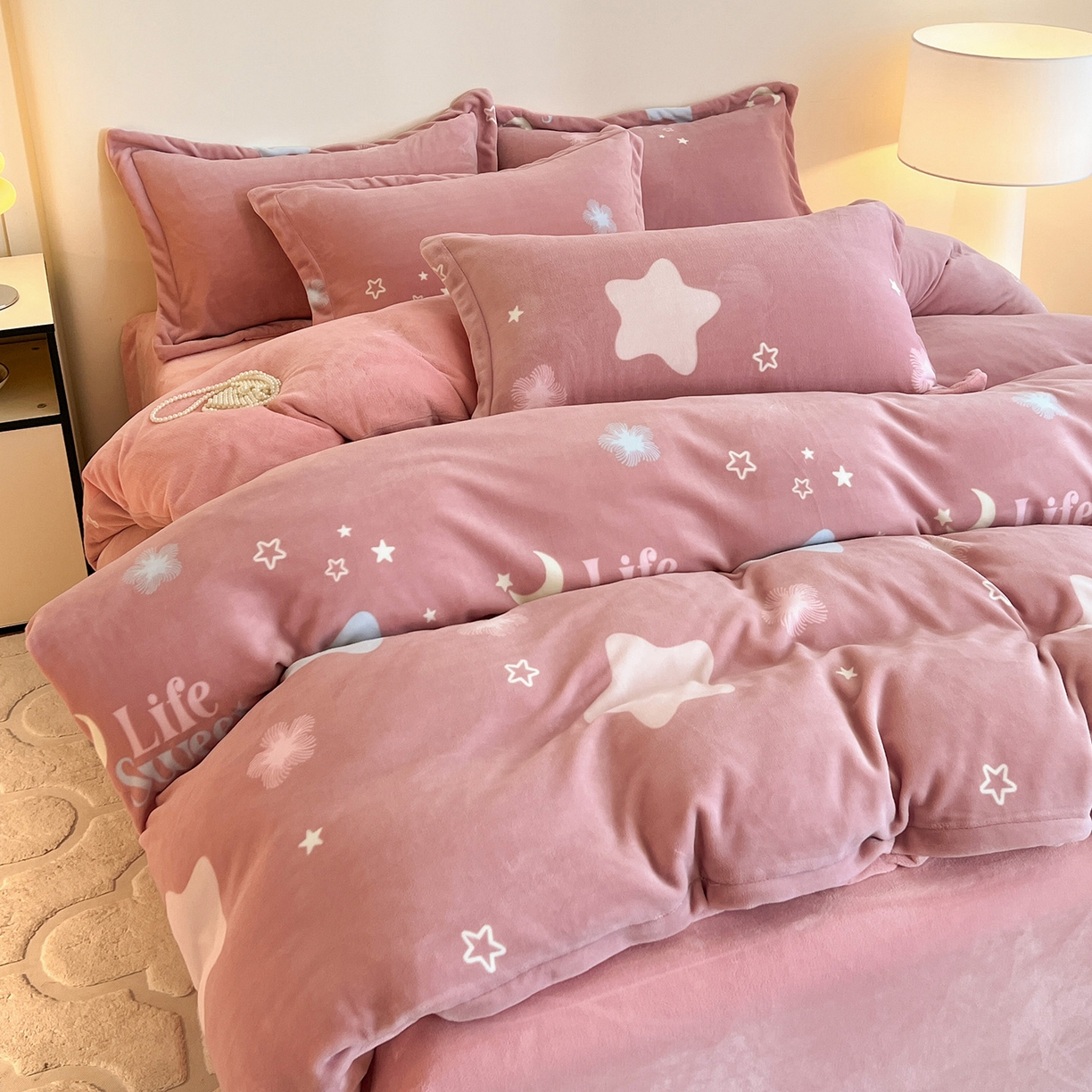 91家纺网 家纺一手货源 找家纺 富馨莱 2025新款牛奶绒印花四件套240克面料支持一件定制尺寸 星光闪闪