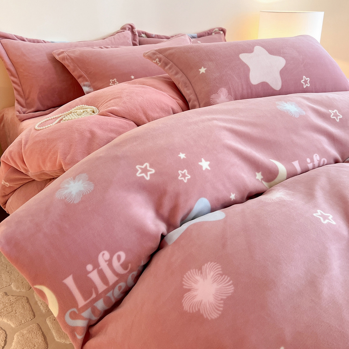 91家纺网 家纺一手货源 找家纺 富馨莱 2025新款牛奶绒印花四件套240克面料支持一件定制尺寸 星光闪闪