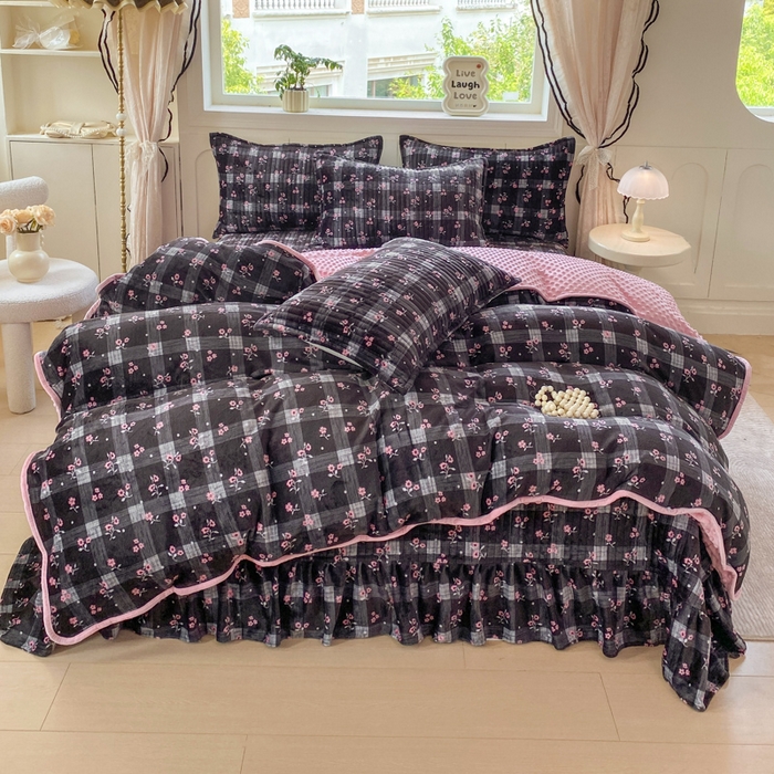 91家纺网 家纺一手货源 找家纺 （总）尚美 2025新款豆豆绒牛奶绒大花边床盖四件套（床盖花边随机）