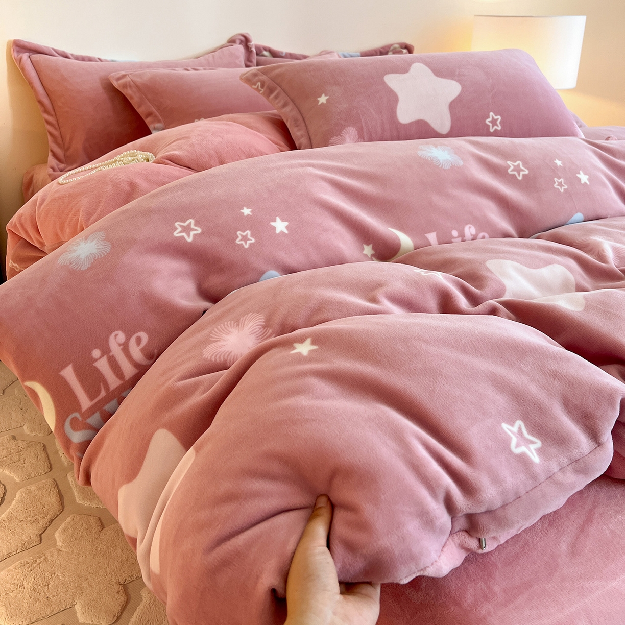 91家纺网 家纺一手货源 找家纺 富馨莱 2025新款牛奶绒印花四件套240克面料支持一件定制尺寸 星光闪闪