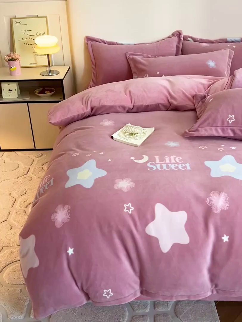 91家纺网 家纺一手货源 找家纺 富馨莱 2025新款牛奶绒印花四件套240克面料支持一件定制尺寸 星光闪闪