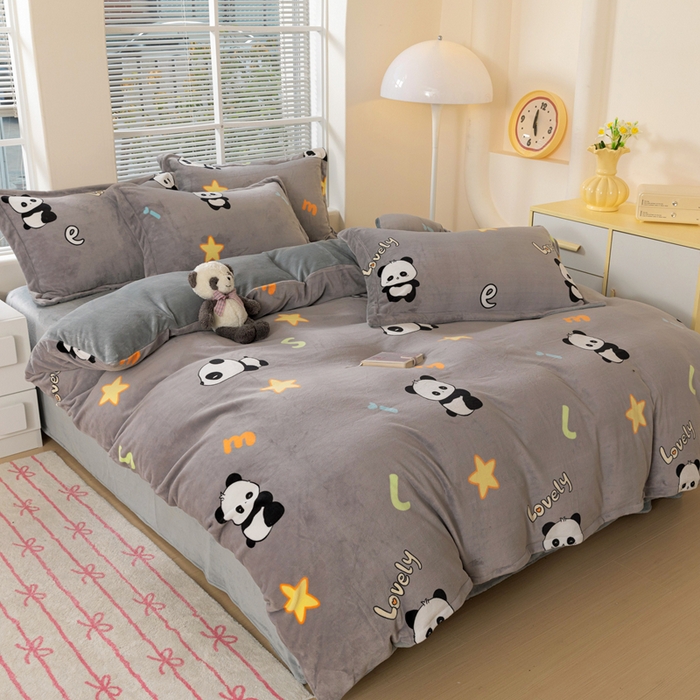 91家纺网 家纺一手货源 找家纺 富馨莱 2025新款牛奶绒印花四件套240克面料支持一件定制尺寸 熊猫-灰