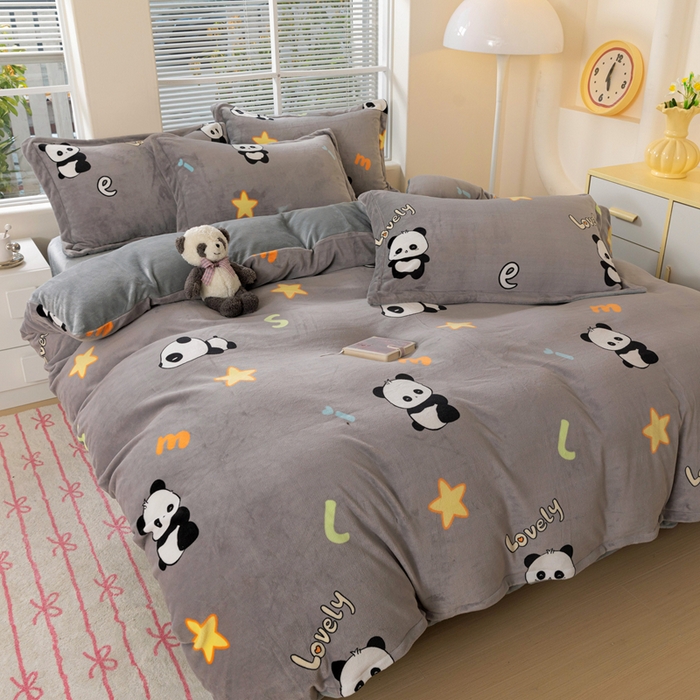 91家纺网 家纺一手货源 找家纺 富馨莱 2025新款牛奶绒印花四件套240克面料支持一件定制尺寸 熊猫-灰