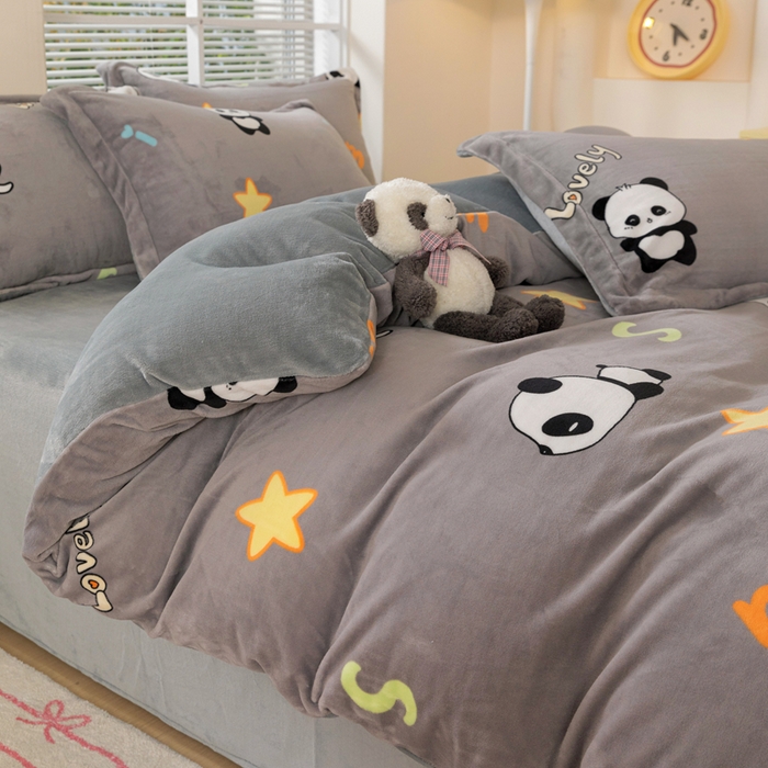 91家纺网 家纺一手货源 找家纺 富馨莱 2025新款牛奶绒印花四件套240克面料支持一件定制尺寸 熊猫-灰