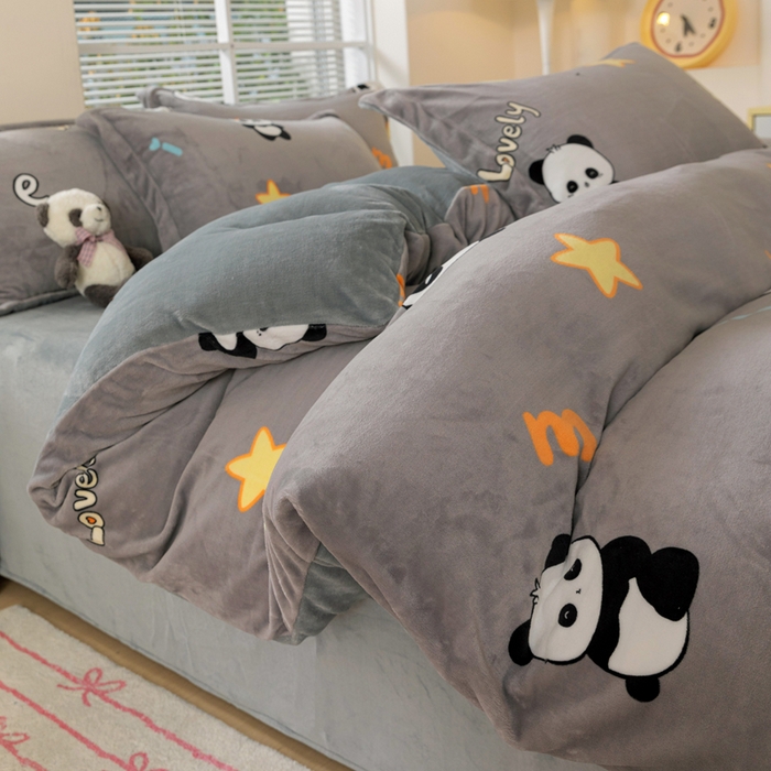 91家纺网 家纺一手货源 找家纺 富馨莱 2025新款牛奶绒印花四件套240克面料支持一件定制尺寸 熊猫-灰