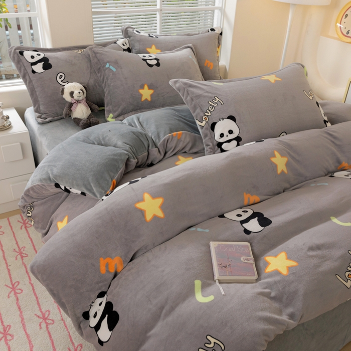 91家纺网 家纺一手货源 找家纺 富馨莱 2025新款牛奶绒印花四件套240克面料支持一件定制尺寸 熊猫-灰