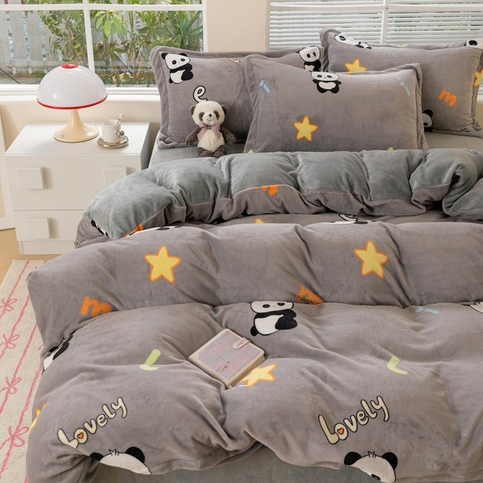 91家纺网 家纺一手货源 找家纺 富馨莱 2025新款牛奶绒印花四件套240克面料支持一件定制尺寸 熊猫-灰