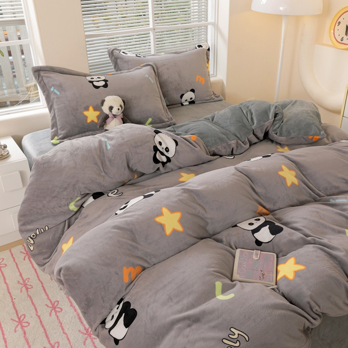 91家纺网 家纺一手货源 找家纺 富馨莱 2025新款牛奶绒印花四件套240克面料支持一件定制尺寸 熊猫-灰
