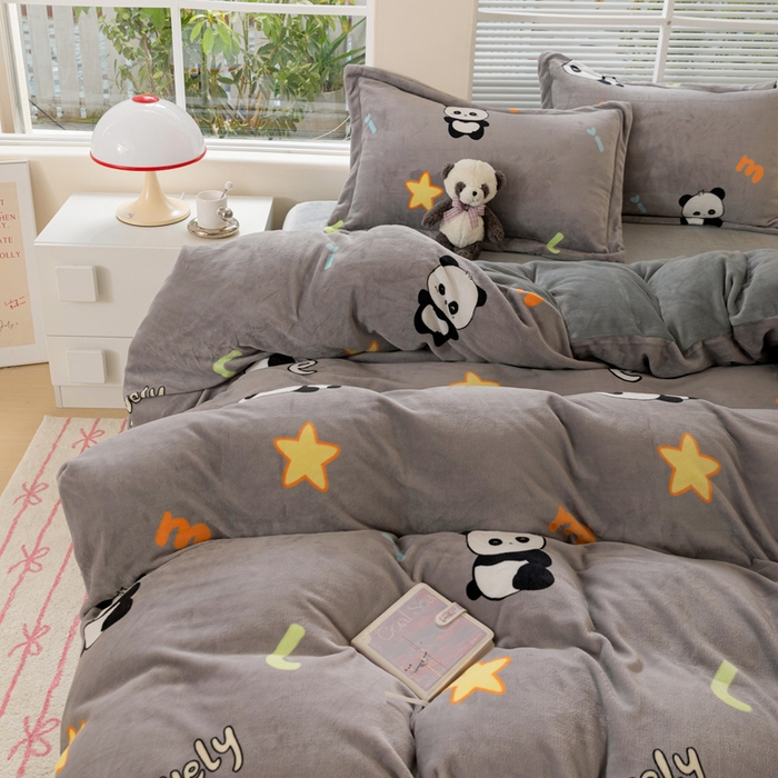 91家纺网 家纺一手货源 找家纺 富馨莱 2025新款牛奶绒印花四件套240克面料支持一件定制尺寸 熊猫-灰