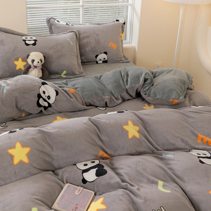 91家纺网 家纺一手货源 找家纺 富馨莱 2025新款牛奶绒印花四件套240克面料支持一件定制尺寸 熊猫-灰