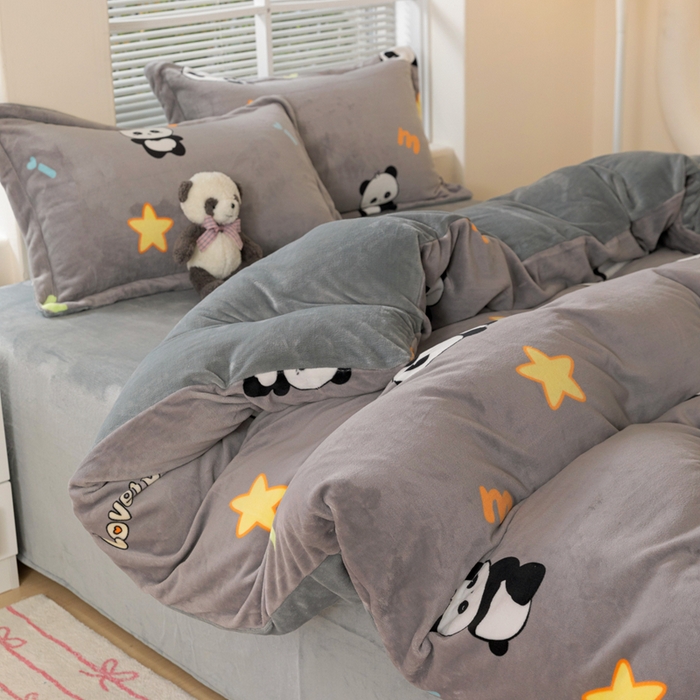 91家纺网 家纺一手货源 找家纺 富馨莱 2025新款牛奶绒印花四件套240克面料支持一件定制尺寸 熊猫-灰