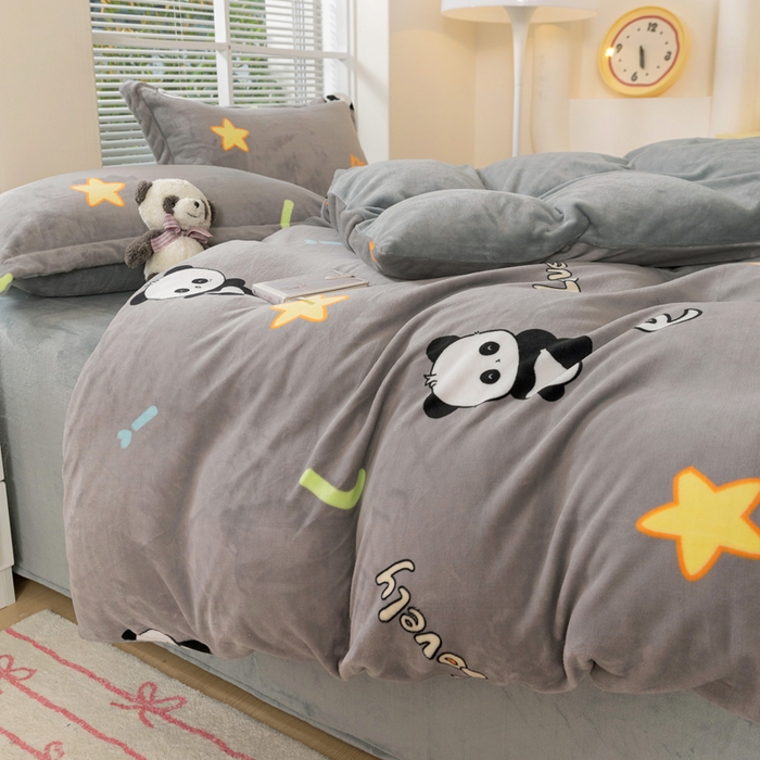 91家纺网 家纺一手货源 找家纺 富馨莱 2025新款牛奶绒印花四件套240克面料支持一件定制尺寸 熊猫-灰