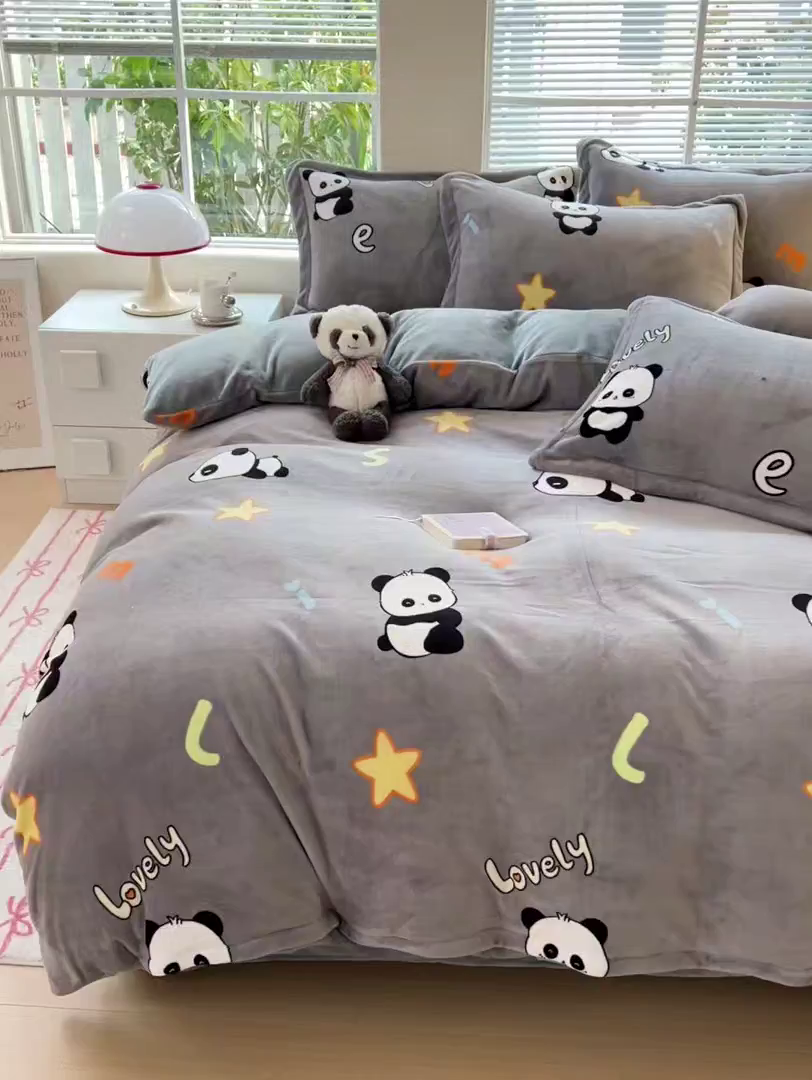 91家纺网 家纺一手货源 找家纺 富馨莱 2025新款牛奶绒印花四件套240克面料支持一件定制尺寸 熊猫-灰