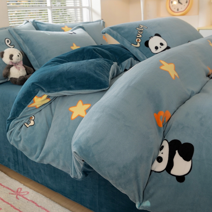 91家纺网 家纺一手货源 找家纺 富馨莱 2025新款牛奶绒印花四件套240克面料支持一件定制尺寸 熊猫-蓝