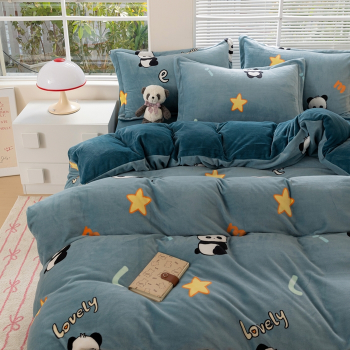 91家纺网 家纺一手货源 找家纺 富馨莱 2025新款牛奶绒印花四件套240克面料支持一件定制尺寸 熊猫-蓝