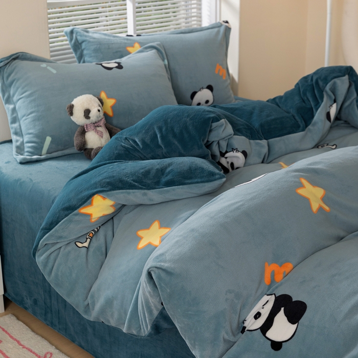 91家纺网 家纺一手货源 找家纺 富馨莱 2025新款牛奶绒印花四件套240克面料支持一件定制尺寸 熊猫-蓝