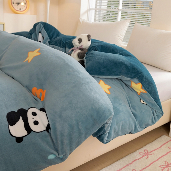 91家纺网 家纺一手货源 找家纺 富馨莱 2025新款牛奶绒印花四件套240克面料支持一件定制尺寸 熊猫-蓝