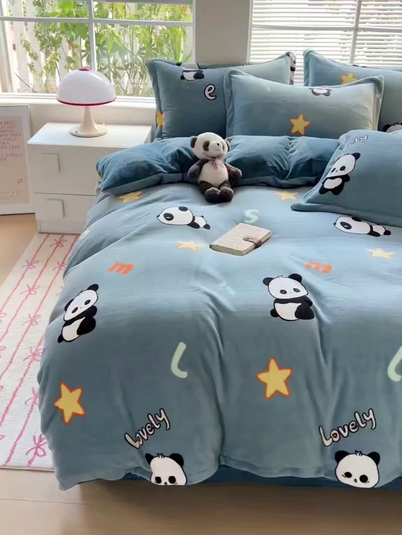 91家纺网 家纺一手货源 找家纺 富馨莱 2025新款牛奶绒印花四件套240克面料支持一件定制尺寸 熊猫-蓝