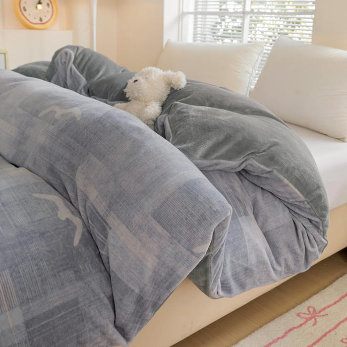 91家纺网 家纺一手货源 找家纺 富馨莱 2025新款牛奶绒印花四件套240克面料支持一件定制尺寸 自由飞翔