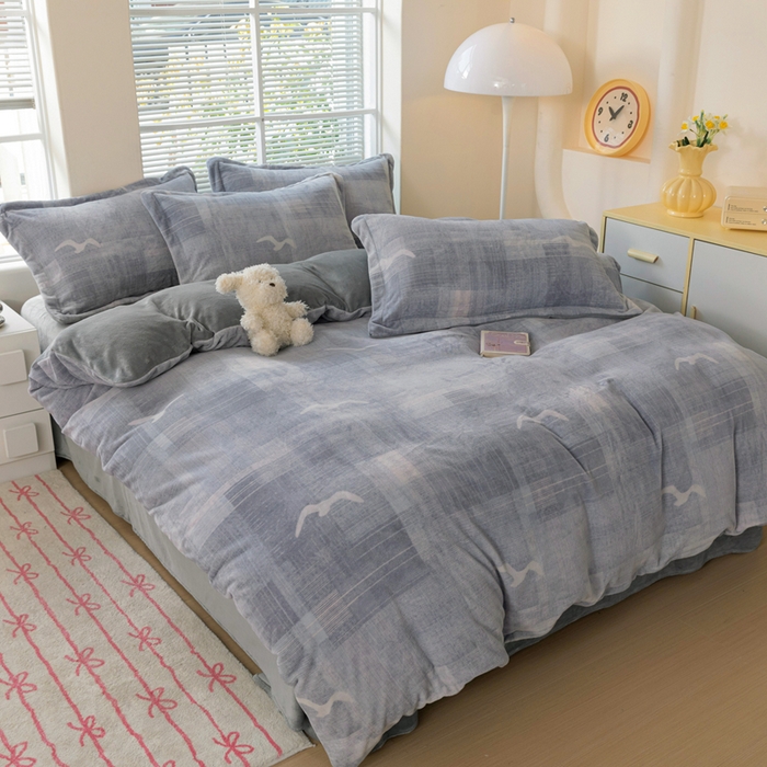 91家纺网 家纺一手货源 找家纺 富馨莱 2025新款牛奶绒印花四件套240克面料支持一件定制尺寸 自由飞翔