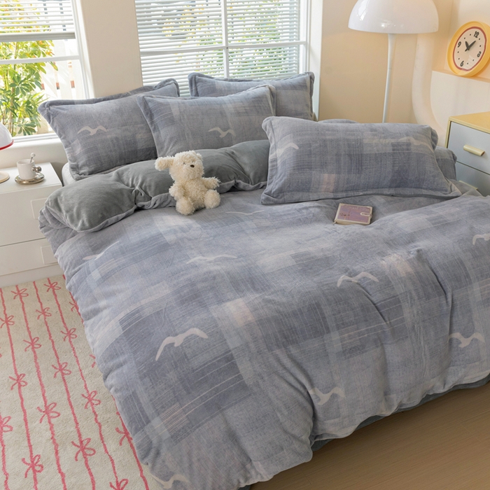 91家纺网 家纺一手货源 找家纺 富馨莱 2025新款牛奶绒印花四件套240克面料支持一件定制尺寸 自由飞翔