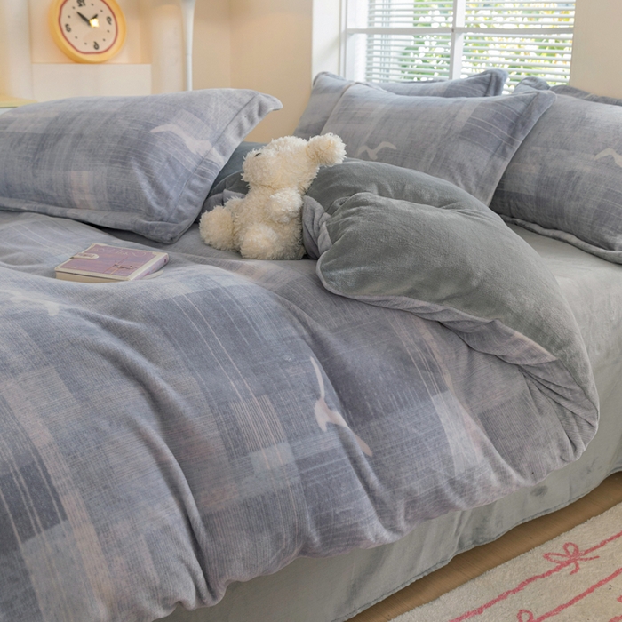 91家纺网 家纺一手货源 找家纺 富馨莱 2025新款牛奶绒印花四件套240克面料支持一件定制尺寸 自由飞翔