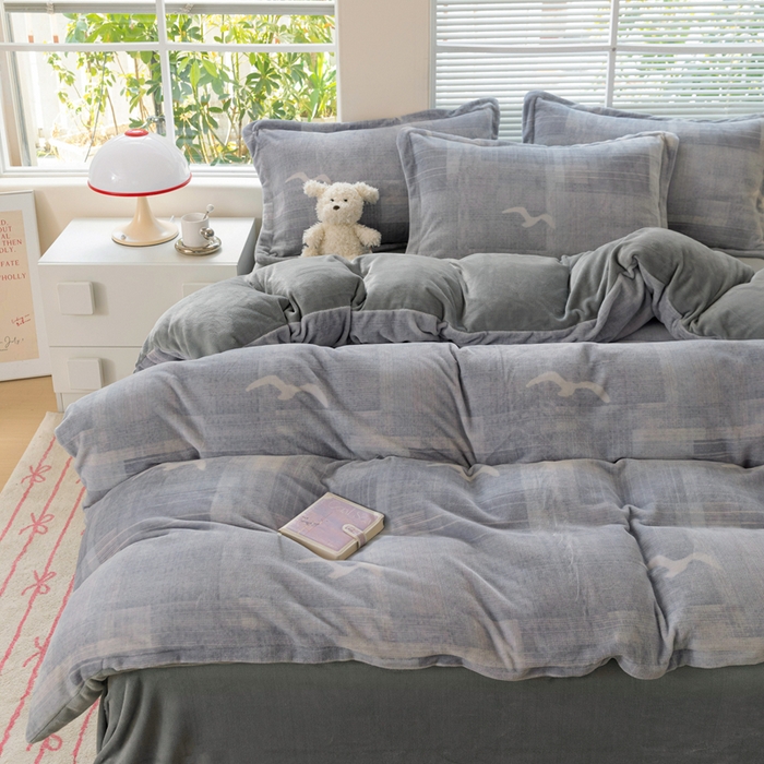 91家纺网 家纺一手货源 找家纺 富馨莱 2025新款牛奶绒印花四件套240克面料支持一件定制尺寸 自由飞翔