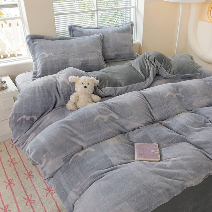 91家纺网 家纺一手货源 找家纺 富馨莱 2025新款牛奶绒印花四件套240克面料支持一件定制尺寸 自由飞翔