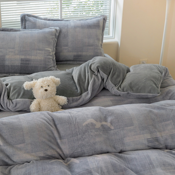 91家纺网 家纺一手货源 找家纺 富馨莱 2025新款牛奶绒印花四件套240克面料支持一件定制尺寸 自由飞翔