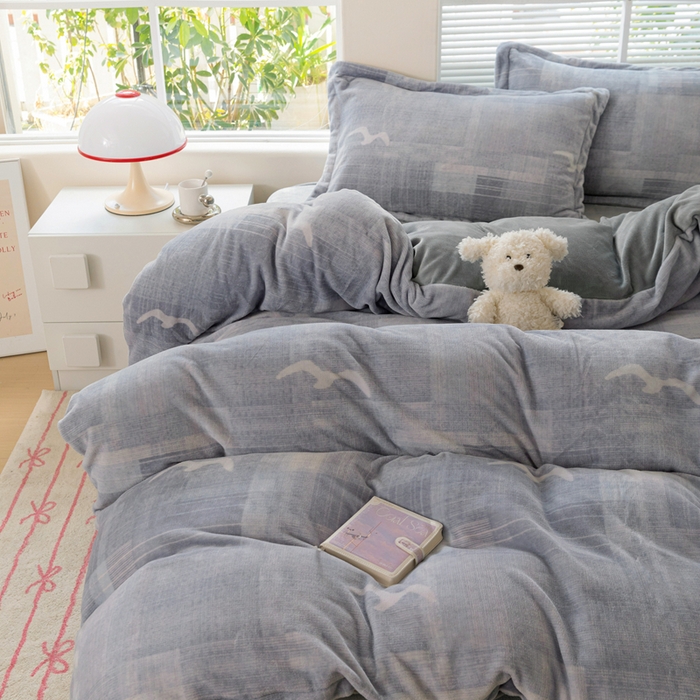 91家纺网 家纺一手货源 找家纺 富馨莱 2025新款牛奶绒印花四件套240克面料支持一件定制尺寸 自由飞翔