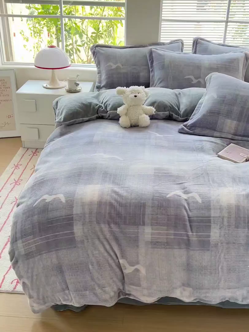 91家纺网 家纺一手货源 找家纺 富馨莱 2025新款牛奶绒印花四件套240克面料支持一件定制尺寸 自由飞翔