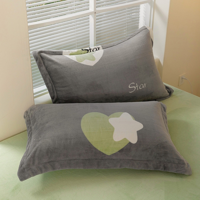 91家纺网 家纺一手货源 找家纺 （总）富馨莱 2025新款牛奶绒印花枕套240克面料