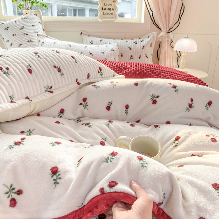 91家纺网 家纺一手货源 找家纺 尚美 2025新款豆豆绒牛奶绒大花边床盖四件套（床盖花边随机） 安哥拉红玫瑰