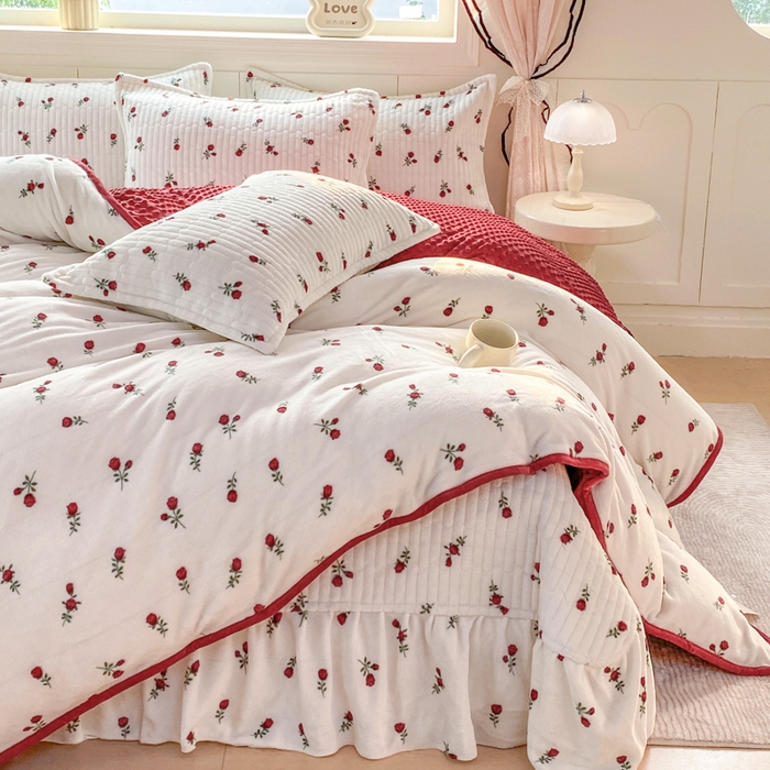 91家纺网 家纺一手货源 找家纺 尚美 2025新款豆豆绒牛奶绒大花边床盖四件套（床盖花边随机） 安哥拉红玫瑰