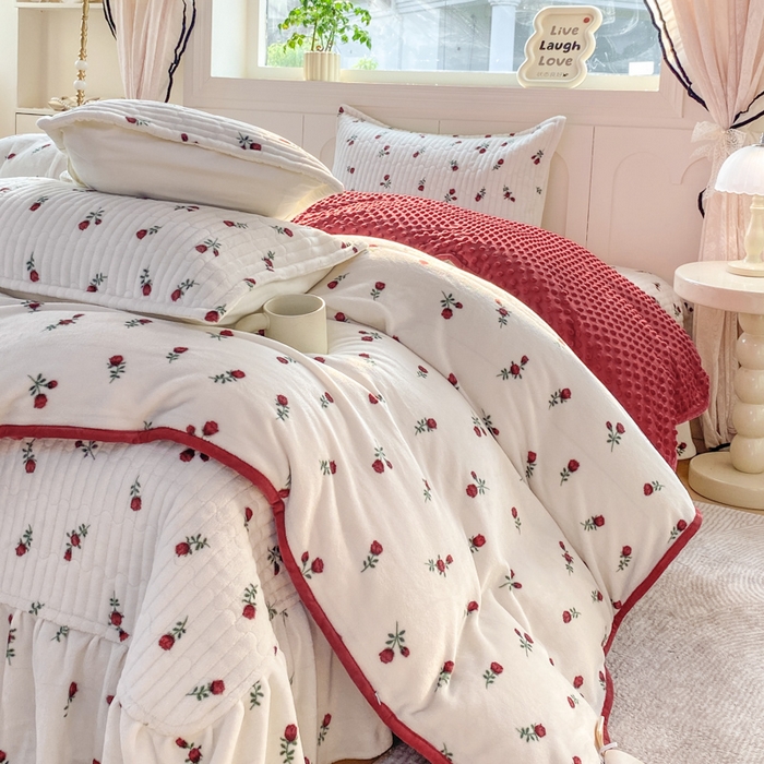 91家纺网 家纺一手货源 找家纺 尚美 2025新款豆豆绒牛奶绒大花边床盖四件套（床盖花边随机） 安哥拉红玫瑰