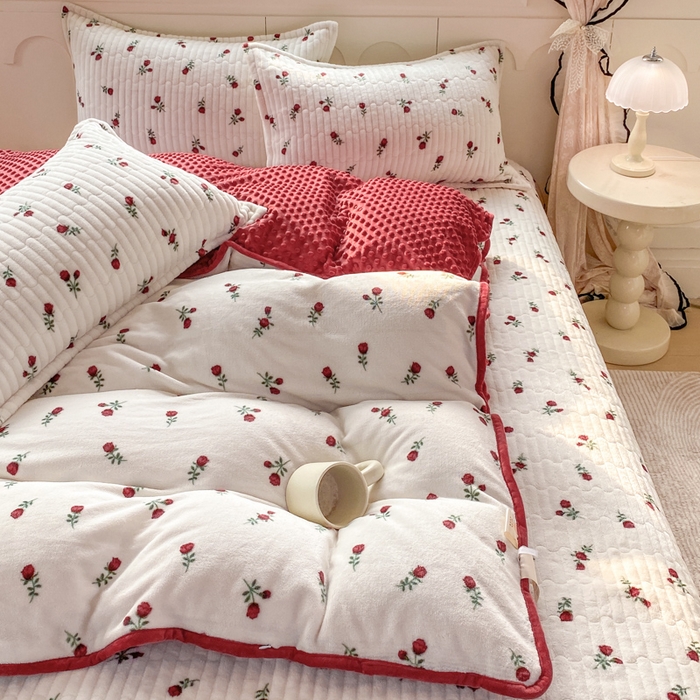 91家纺网 家纺一手货源 找家纺 尚美 2025新款豆豆绒牛奶绒大花边床盖四件套（床盖花边随机） 安哥拉红玫瑰